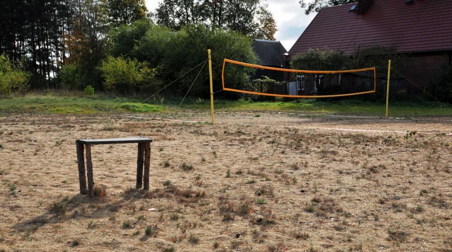 Boisko w miejscowości Mukrz z lożą honorową