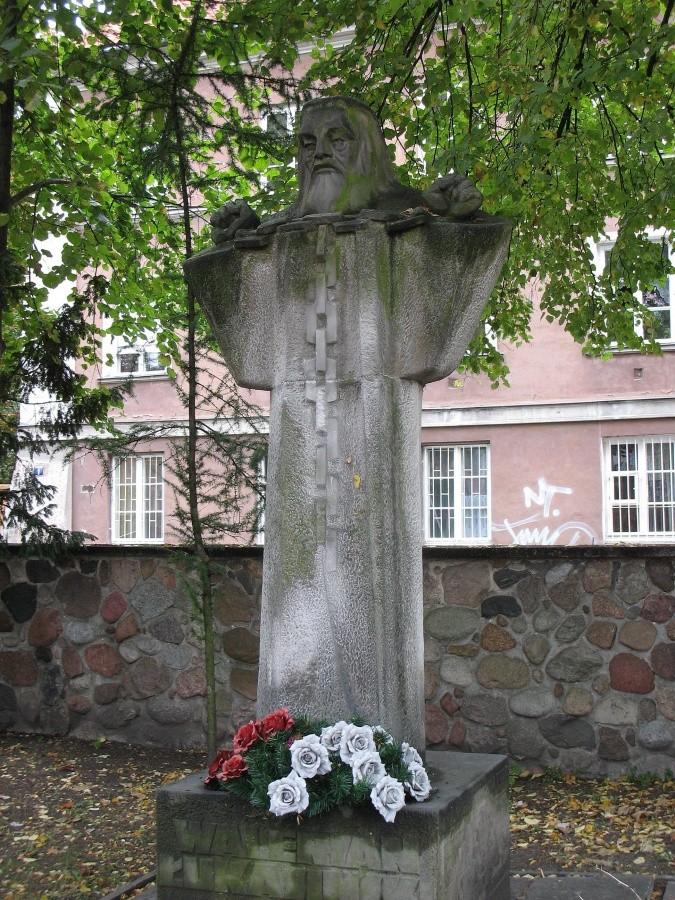 Pomnik Waleriana Łukasińskiego, przy kościele Nawiedzenia NMP na Nowym Mieście