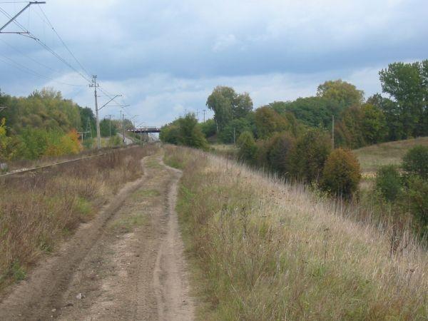 wzdłóż torów kolejowych