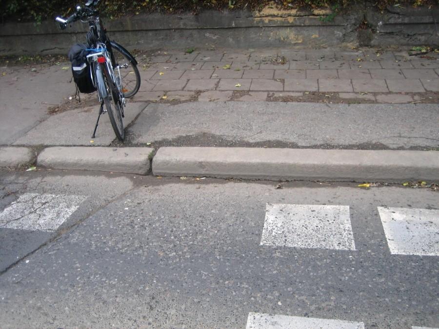 Przejazd na ścieżce rowerowej przez ulicę Armii Krajowej w Chorzowie kończy się 20 centymetrowym krawężnikiem