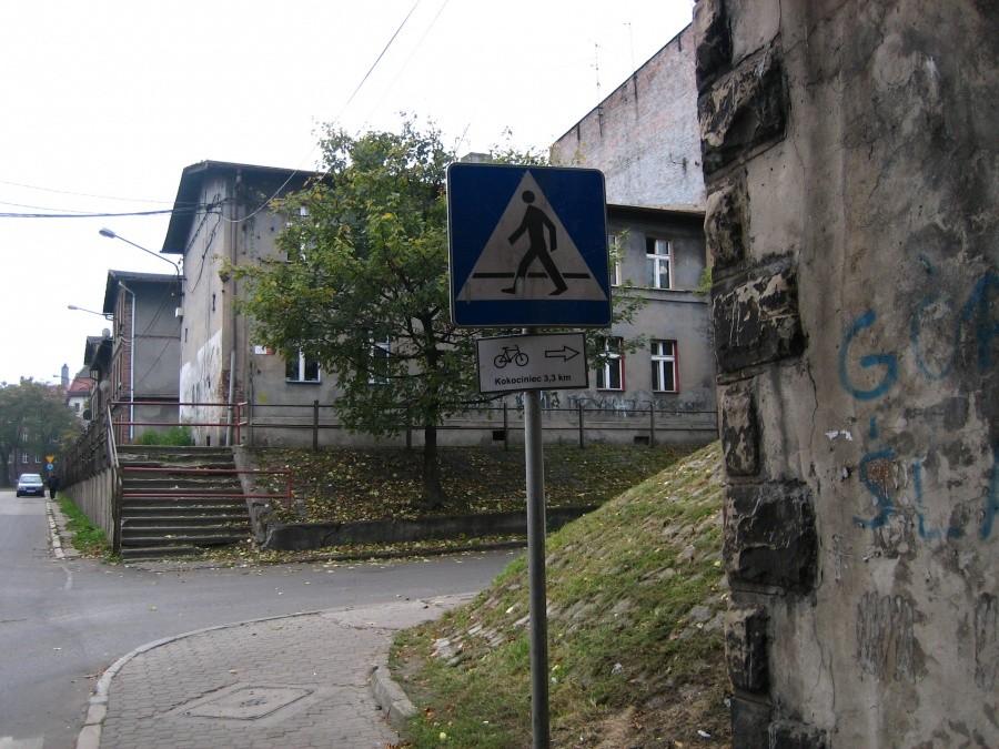 Po przejechaniu pod mostem kolejowym naraz „przybywa” 500m (!)