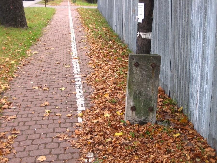 „Ścieżka” wytyczona na chodniku ma w niektórych miejscach niecałe 30 cm szerokości