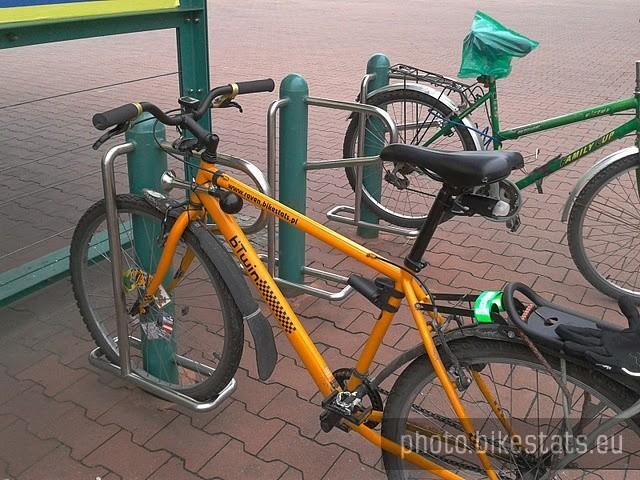 Dobrze pomyślane stojaki rowerowe pod M1
