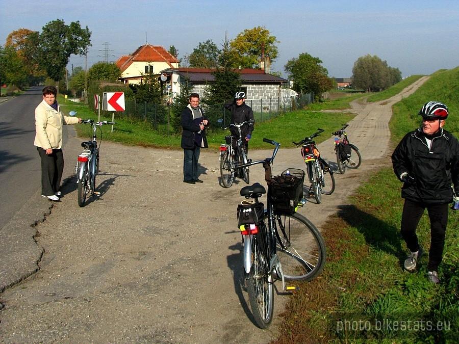 Grupa kieruje się w stronę miejscowości Ptaszniki.