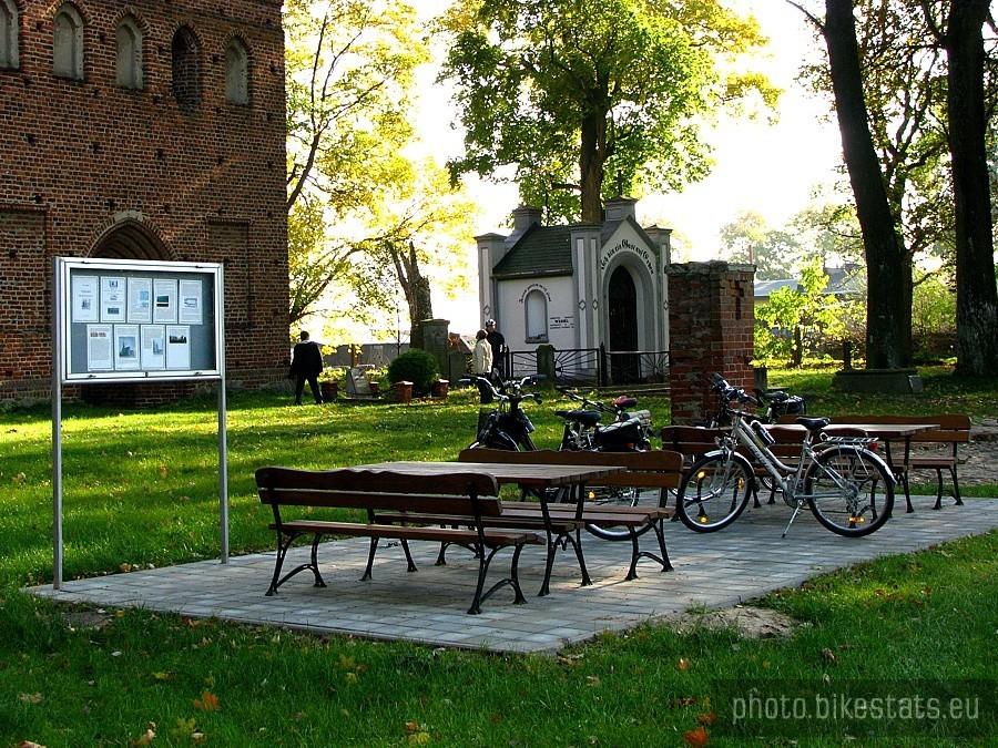Przy ruinie kościoła znajduje się wyremontowany bodajże w 2007 roku grobowiec rodziny Wessel.