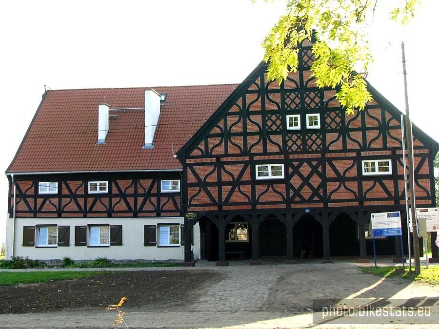Dom podcieniowy w Miłocinie z 1730 roku – odremontowany dzięki środkom z UE w 2011 r.