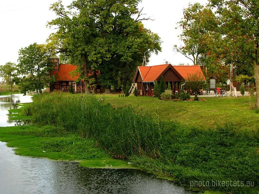 Wróblewo - XVI-wieczny kościół pw. Wniebowzięcia N.M.P nad brzegiem Motławy