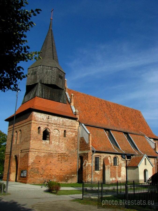 We wsi Cedry Wielkie znajduje się gotycki kościół i parafia św. Aniołów Stróżów