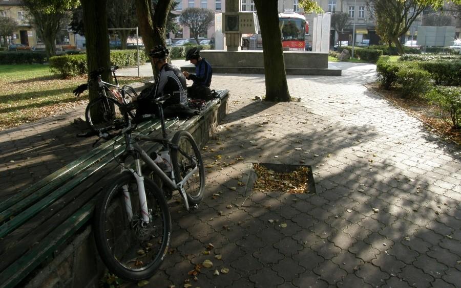 Przerwa w Sierakowie, na Rynku. W oddali krwiobus.