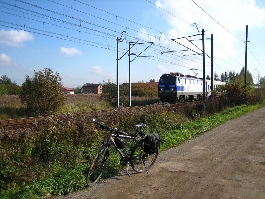 Ulubione środki transportu na wspólnym zdjęciu: mój rower a z tyłu pociąg - EP09-026 a na haku EC Sobieski przejeżdżający przez Podlesie kieruje się w stronę Katowic