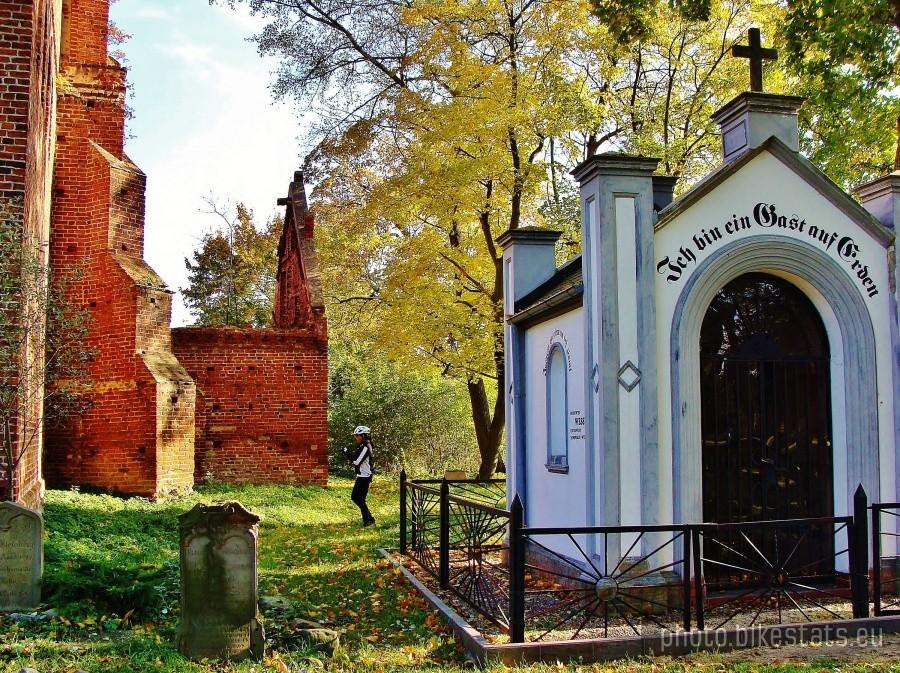 Ruina kościoła w Steblewie i kaplica rodziny Vessel.