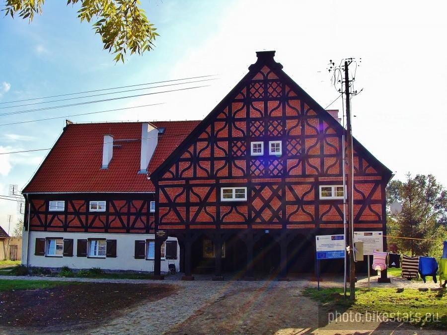 Dom podcieniowy po remoncie. U.E. wyłożyła na remont 800 tys.euro.
