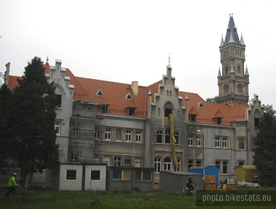 zamek w Nakle Śląskim w remoncie