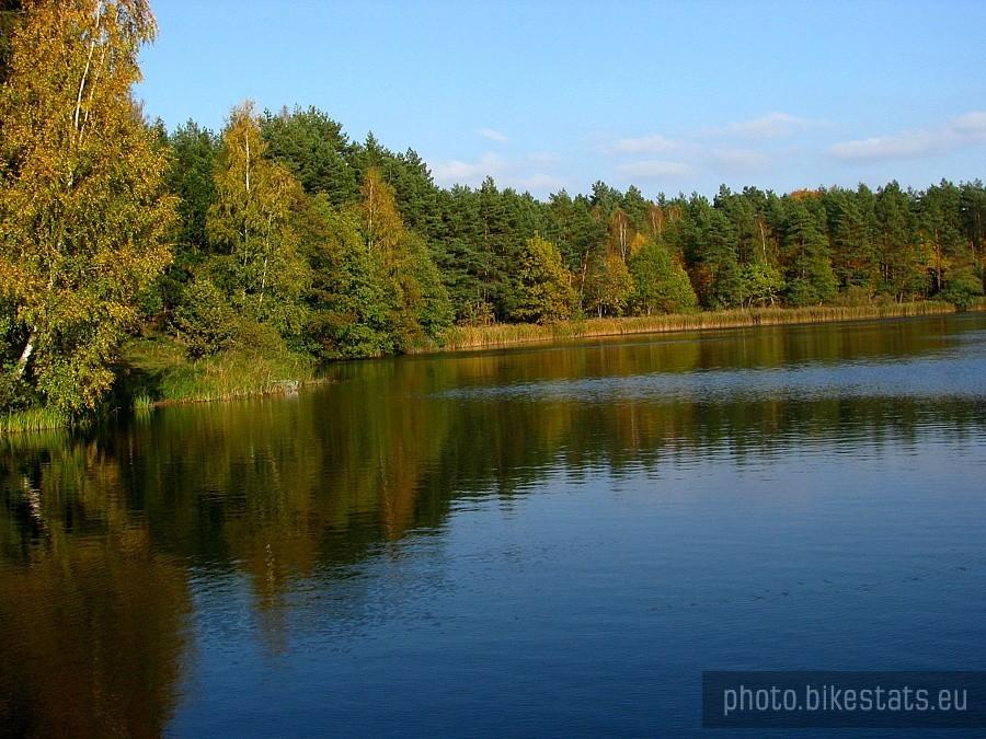 Jezioro Borówno Wlk. w jesiennej odsłonie.