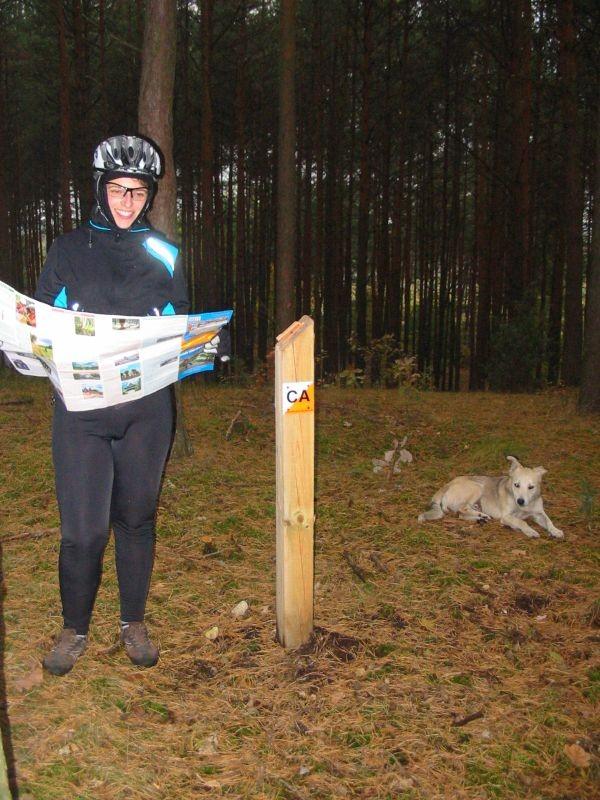 SylaNaRowerze w towarzystwie naszego Burka, który przez jakiś czas biegł koło nas i atakował niczym tygrys wszelkie samochody