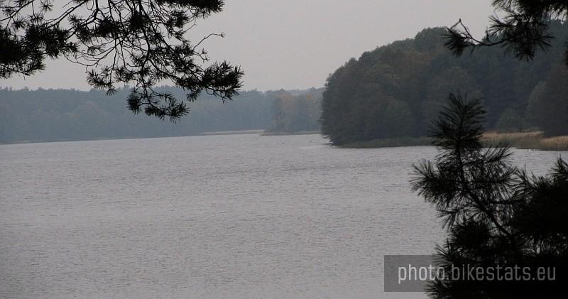 Jezioro Stęszewskie skąpane jesienną szarugą.