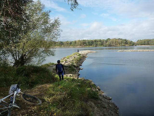 Theli i Radek próbują coś dojrzeć na brzegu