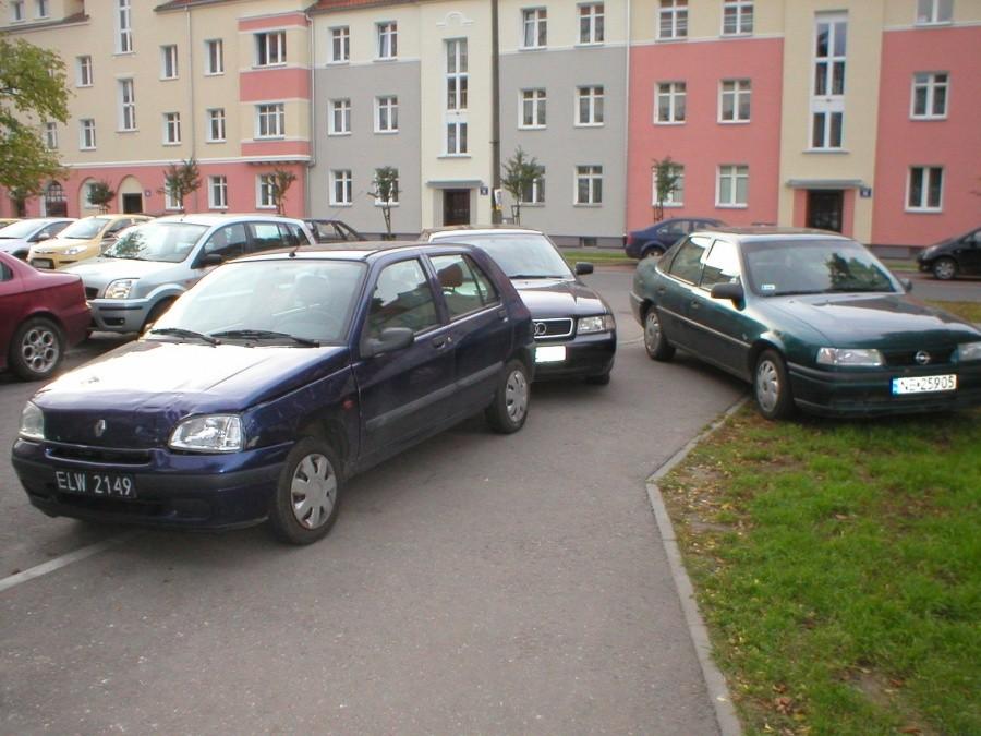 CHODNIK OBOK PWSZ