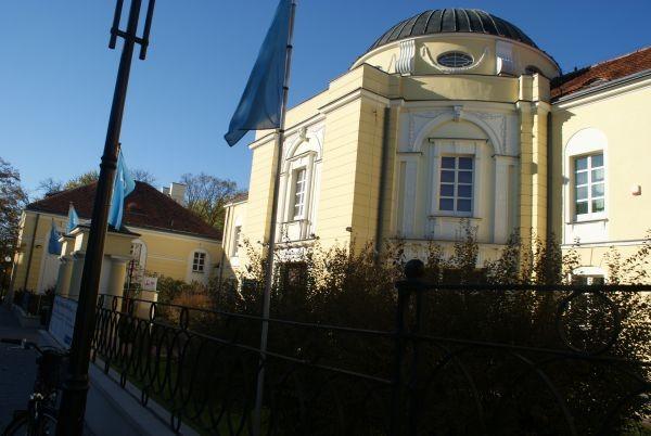 Kopuła na budynku mówi, że to Bank na Mościckiego