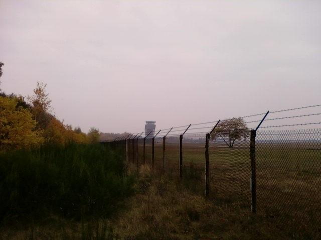 W tle nowo wybudowana wieża kontroli lotów