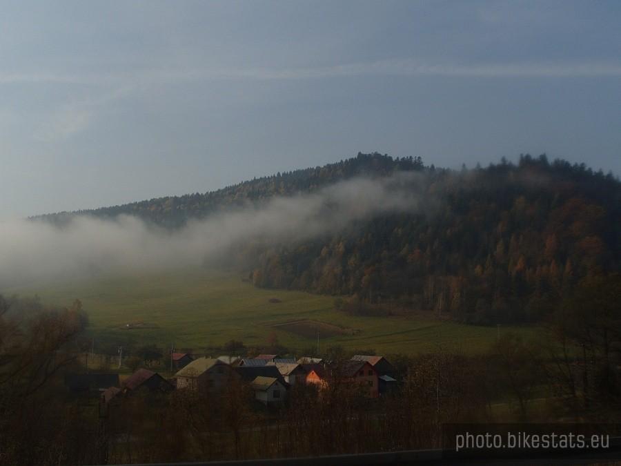 Mgiełki schodzą z gór