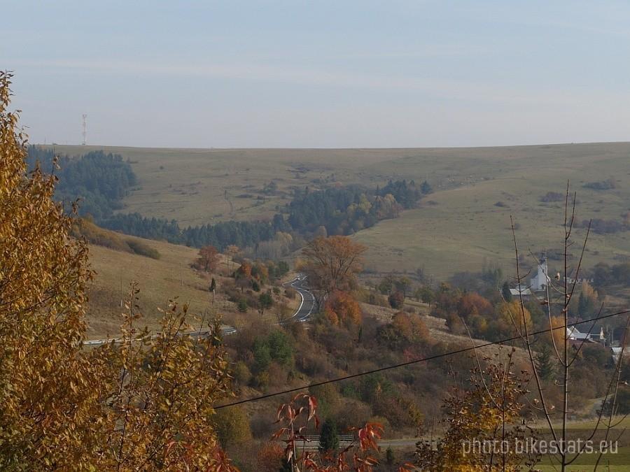 Fotka z drutem - rzut oka na początek podjazdu na Vabec