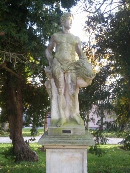 Młody Niemiec z włochatym dzikiem