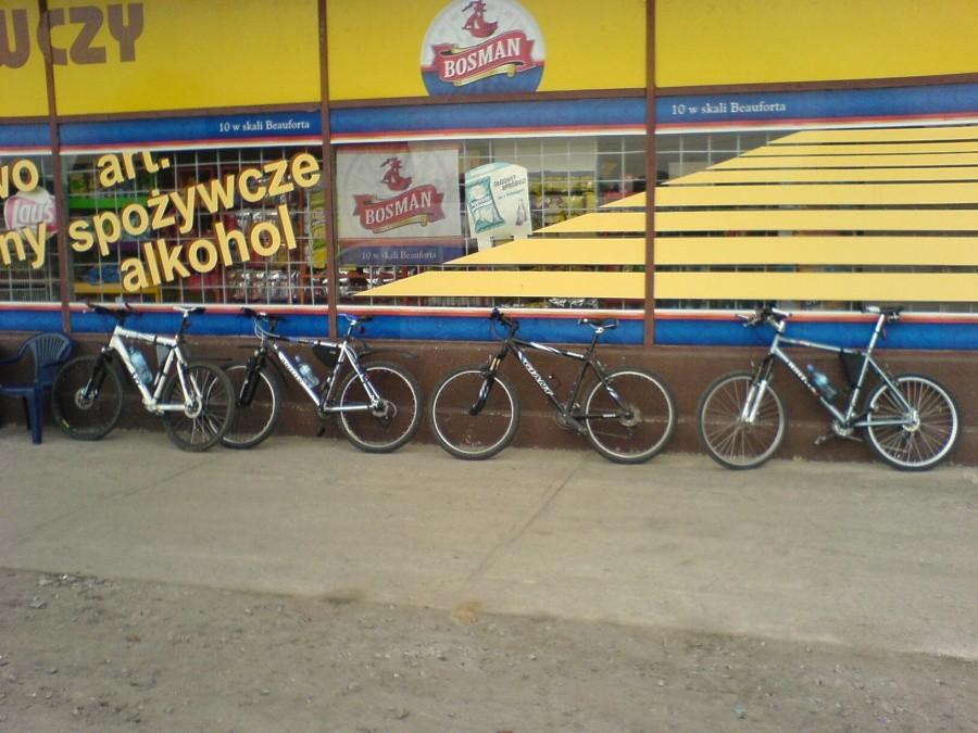 W Dobrej przed sklepem
