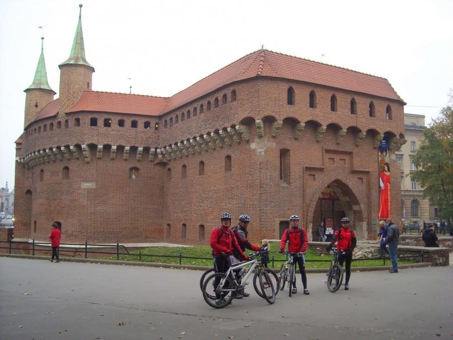Kraków. Przed Barbakanem.