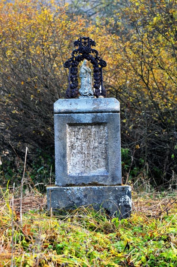Krzyż/grobowiec (?) niedaleko od wsi Czertyżne