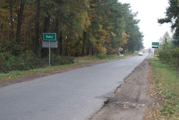 jedna droga, diwe miejscowości: po lewej Baby, po prawej Kiełczówka