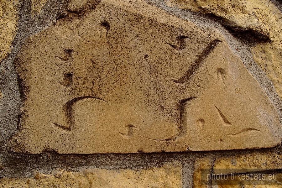 Fragment macewy na Starym Cmentarzu Żydowskim w Tczewie.