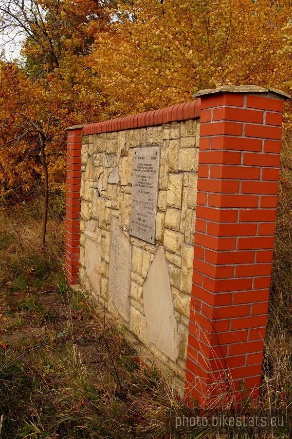 Lapidarium z fragmentami kilku uszkodzonych macew.