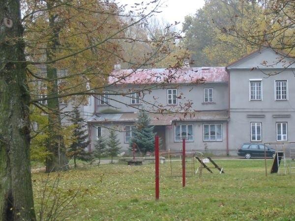 to ma byc Dwór klasycystyczny z przełomu XVIII/XIX w.? chyba raczej nie
