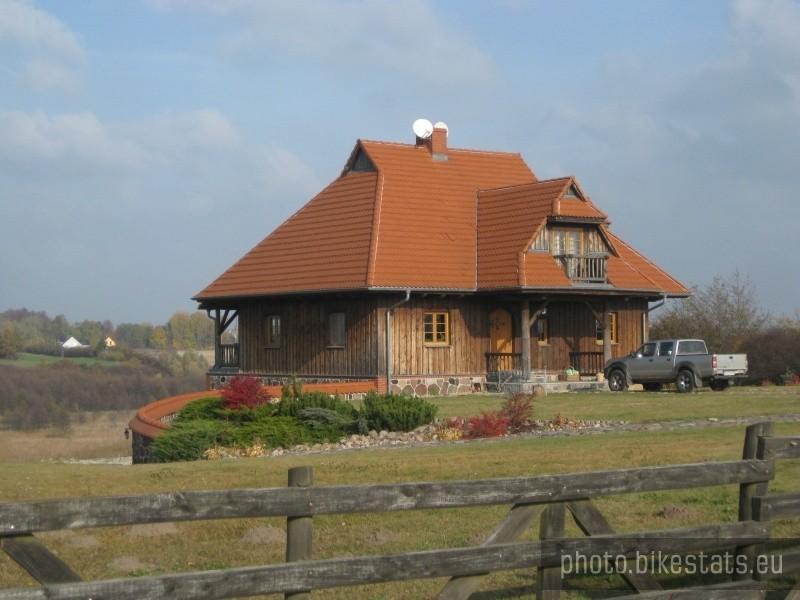 Góra - ładny domek :-)