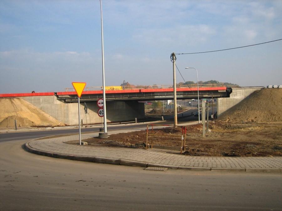 Wjazd do Piekar Śląskich od strony Bytomia. Na wiadukcie będzie przebiegała autostrada A1. W tle widać dach Szpitala Chirurgii Urazowej