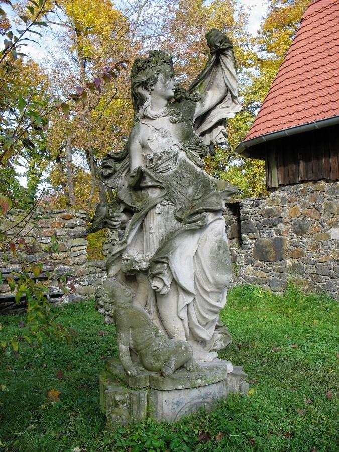 Zamek Czocha - rzeźba na podzamczu