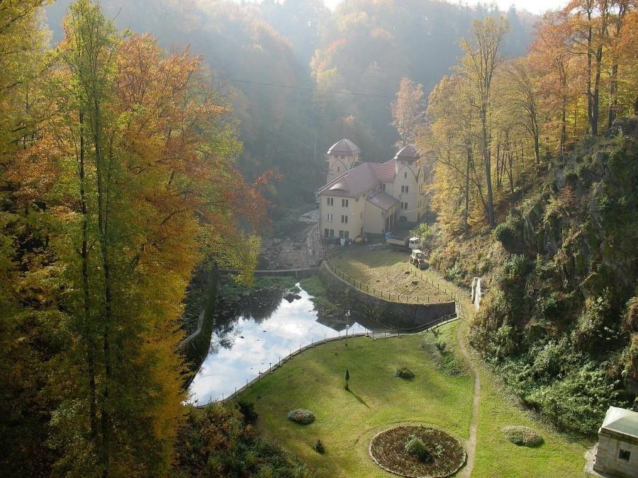 Widok z zapory na Jeziorze Leśniańskim