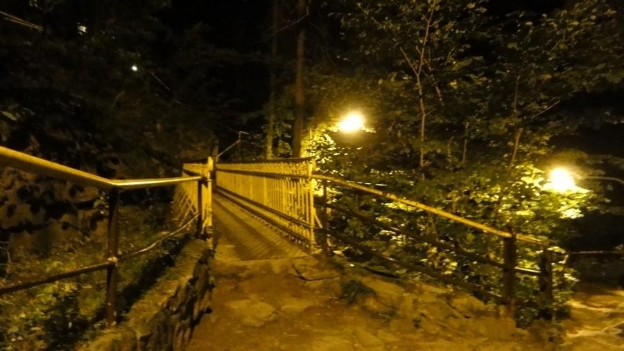 Kładka nad wodopsadem nocą