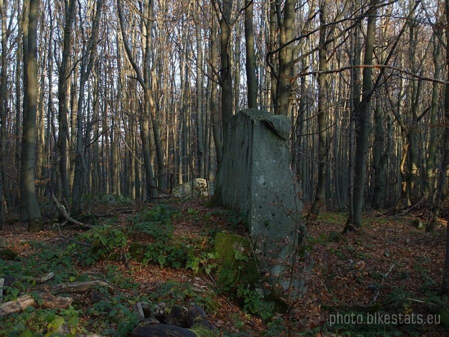 Ten kamol został oprzerobiony przez kamieniarza na krzyże we wsi poniżej góry