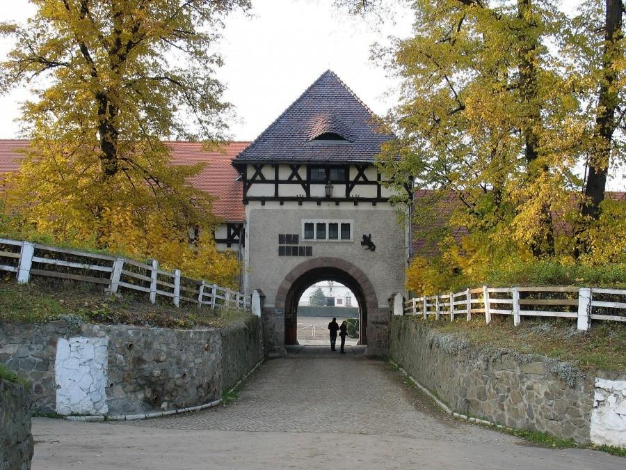 Książ - brama wjazdowa do stadniny