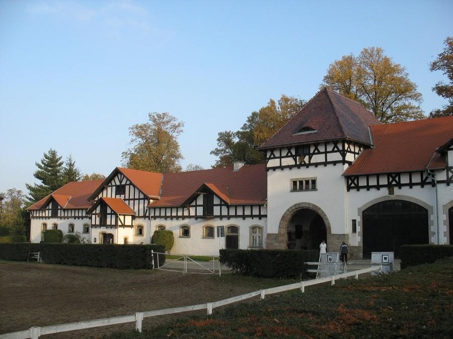 Książ - wschodnia pierzeja zabudowań stadniny