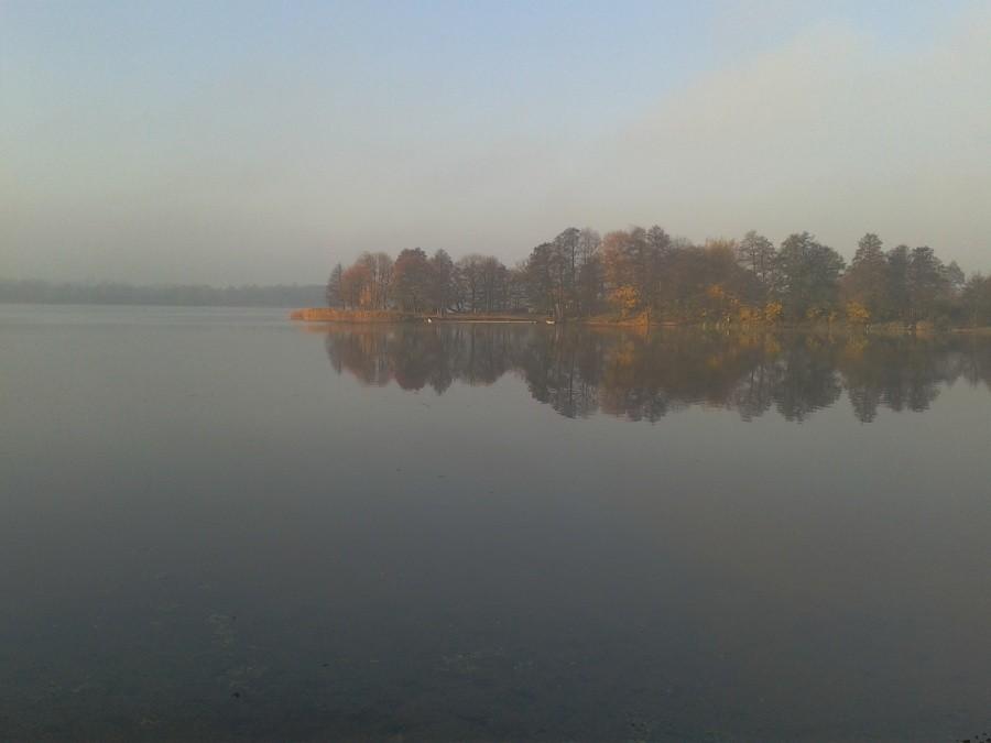jezioro Ełckie widok na cypelek przy plaży miejskiej