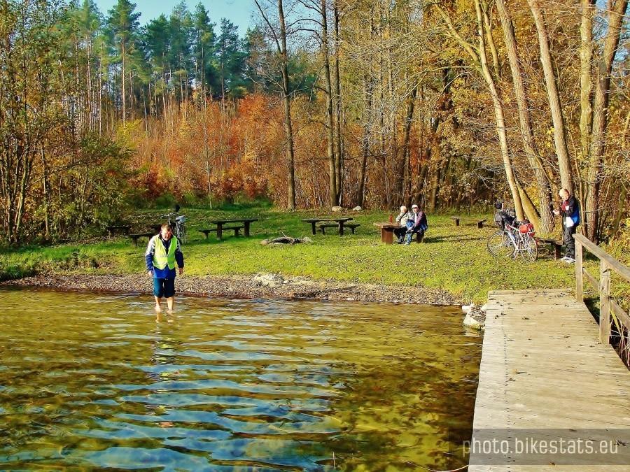 Jezioro borzechowskie jesienią.