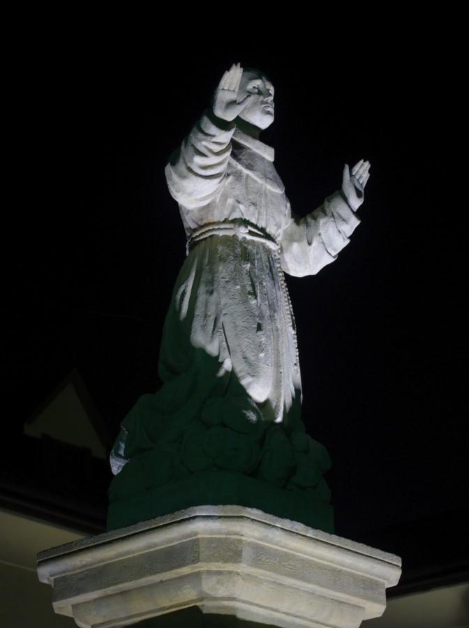 Figura obok kościoła Bernardynów
