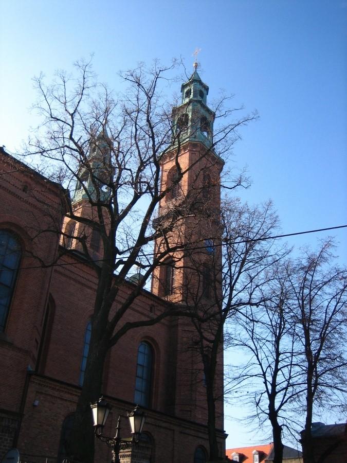Bazylika Najświętszej Maryi Panny w Piekarach Ślaskich z cudownym obrazem Matki Boskiej Piekarskiej - Matki Sprawiedliwości i Miłości Społecznej. O tej porze roku liście nie zasłaniają wież.