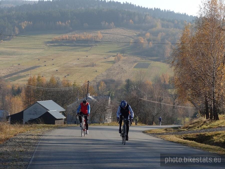 Dojeżdża i peleton