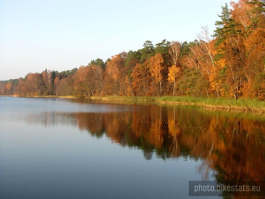 Jezioro Zduńskie w jesiennych barwach.