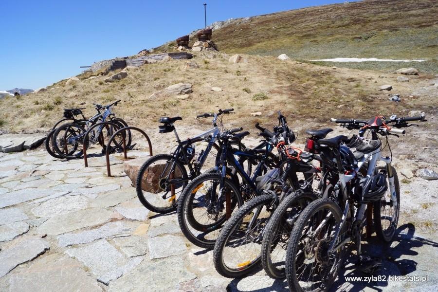 Parking rowerowy pod szczytem