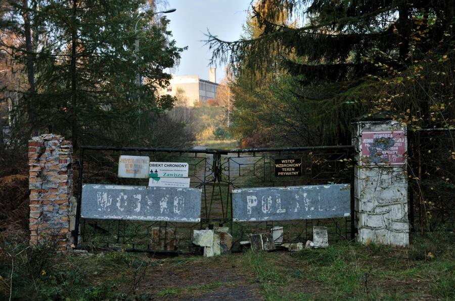 Wjazd na teren byłej jednostki rakietowej na Wolinie